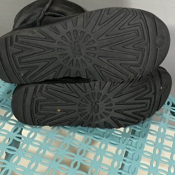 Ugg Classic Short Boots Womens 6 Black Leather Upper Sheepskin Lining Pull On - Picture 10 of 10